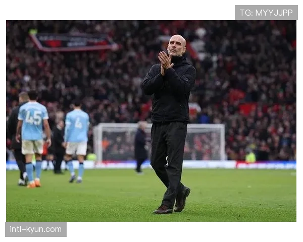 特写：看台上的弗格森与瓜迪奥拉，在伊蒂哈德的相遇与交谈