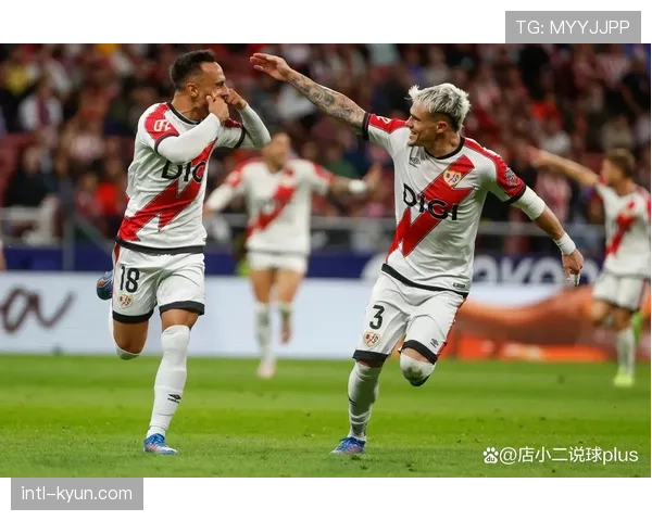 特写:大雨中,巴列卡诺小球迷为客队塞尔塔球员撑伞